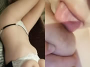 فتاة ذات ثديين كبيرين تمارس العادة السرية